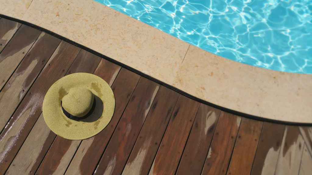 Una piscina de hotel en una imagen de archivo