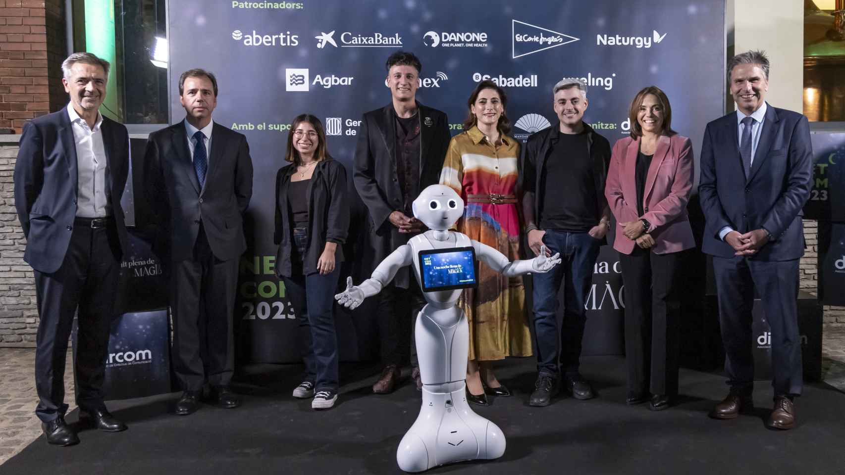 David Coral (vocal de Dircom Catalunya), Marc Gómez (Secretari i tresorer de Dircom Catalunya), Dalila Dawid (fundadora d’Ocean Media Lab i ex Meta), Mag Lari, Mª Lluïsa Martínez Gistau (Presidenta de Dircom Catalunya), Asier Arranz (Robotics & AI a Nvidia), Carme Miró (vocal de Dircom Catalunya) i Jordi Romañach (vocal de Dircom Catalunya)