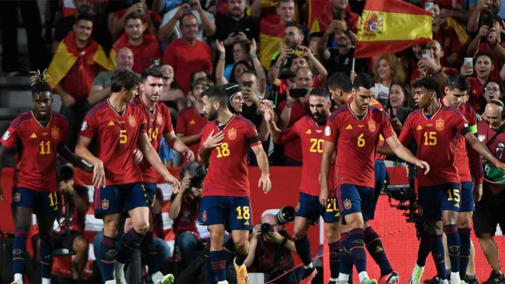 Los jugadores de la selección española, celebrando un gol