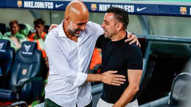 Guardiola y Xavi se saludan en el Camp Nou