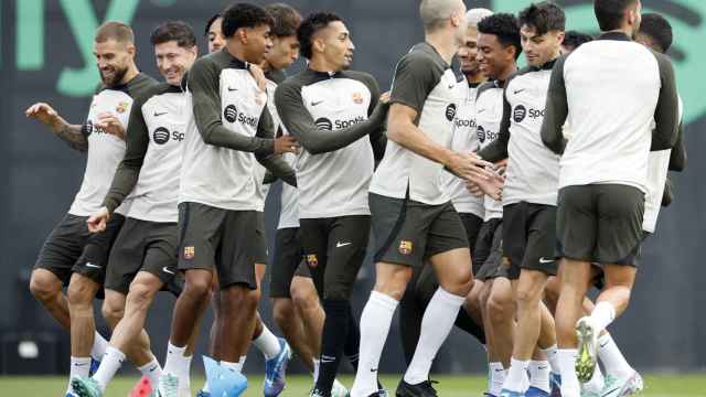 Los jugadores del FC Barcelona, sonrientes durante un entrenamiento