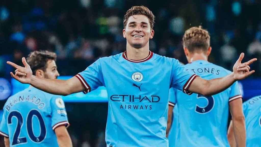 El delantero Julián Álvarez celebra un gol con el City