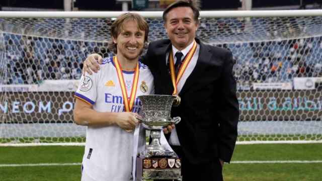 Nico Mihic, posando con la Champions League junto a Luka Modric