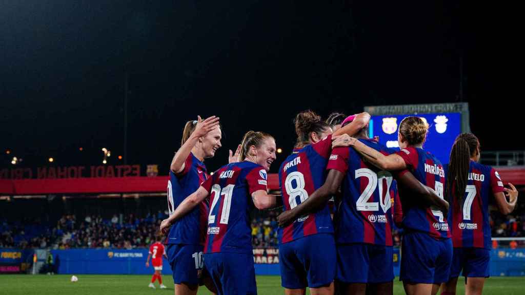 El abrazo de las jugadores del Barça Femenino en la goleada contra el Benfica