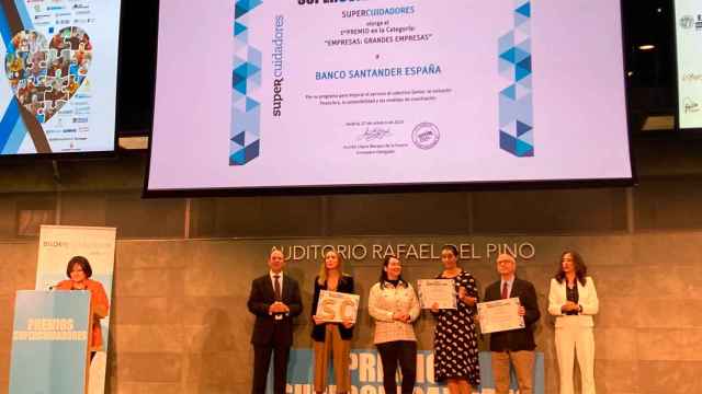 Acto de entrega del premio Supercuidadores a Santander España