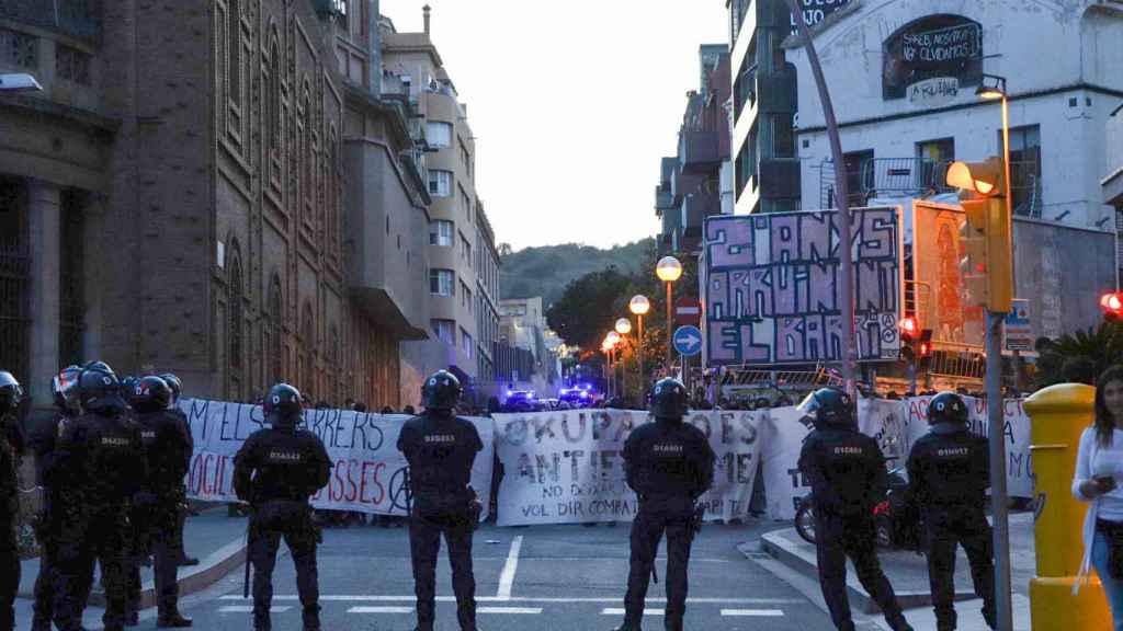 Cordón policial de los Mossos d'Esquadra frente a La Ruïna y El Kubo, a la derecha de la imagen