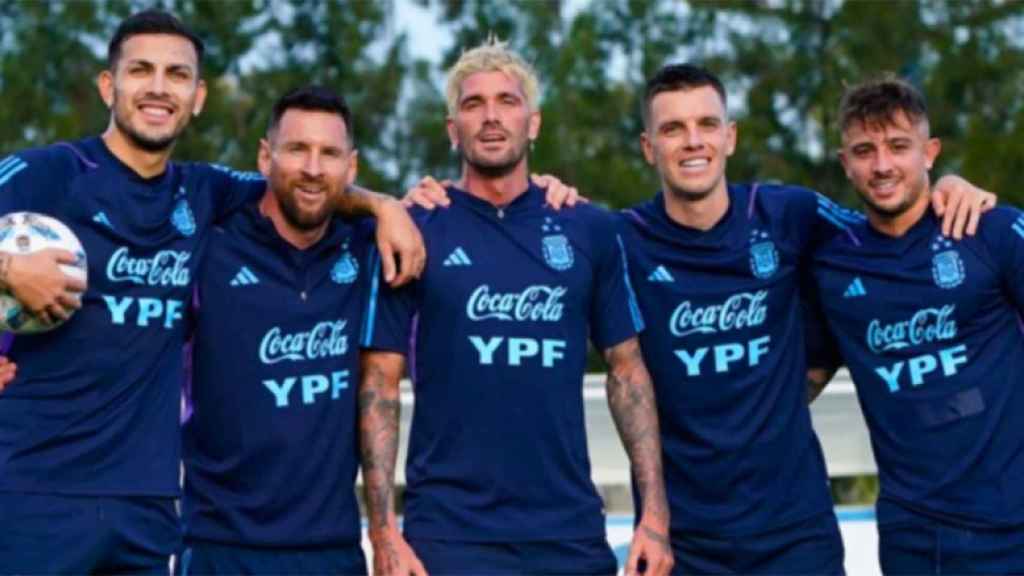 Pablo Maffeo, junto a los pilares de la selección de Argentina