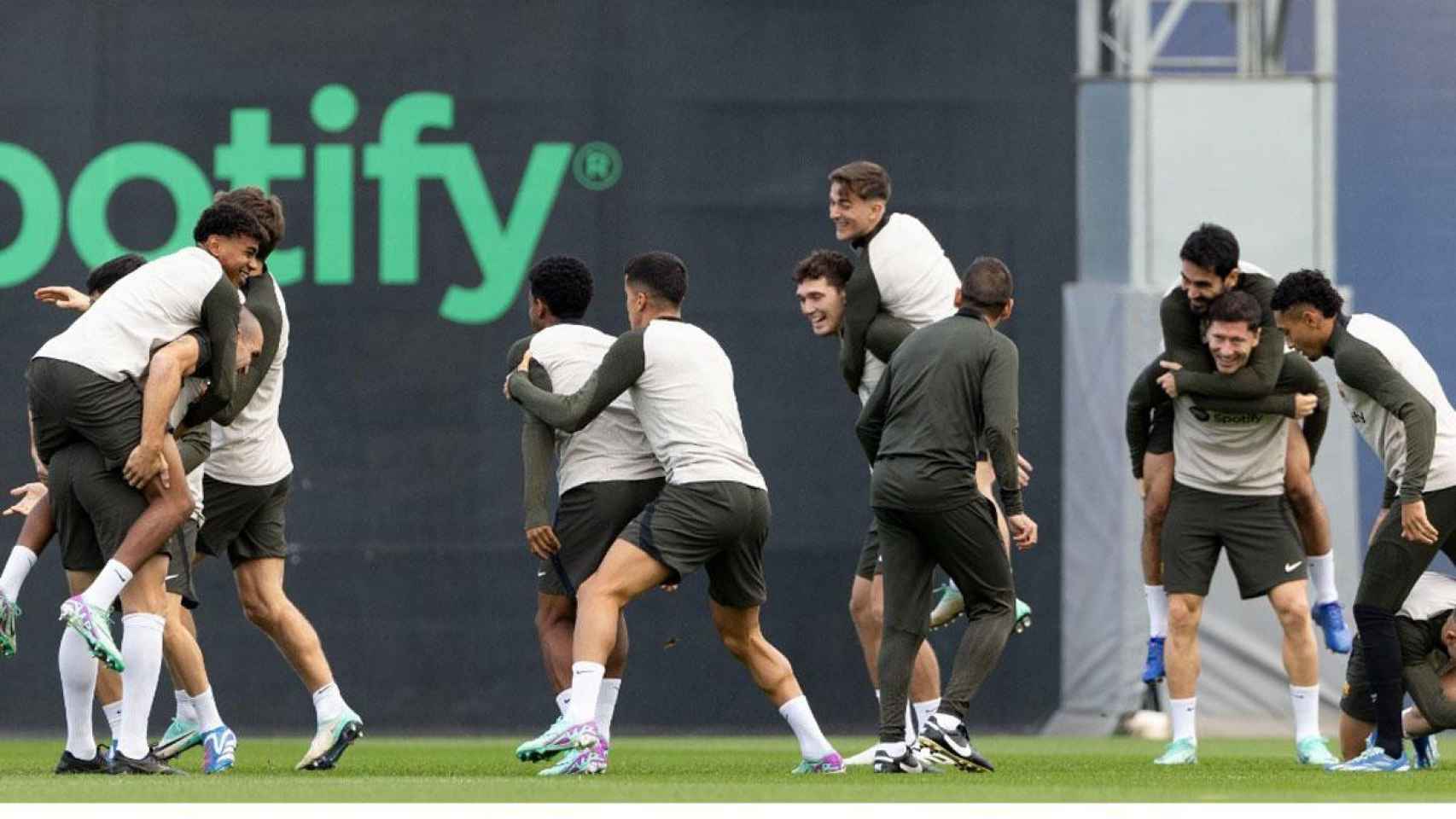 El FC Barcelona, durante una sesión de entrenamiento en la Ciutat Esportiva