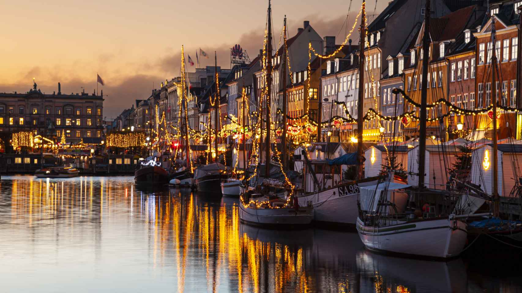 El puerto de Nyhavan, en Copenhague, adornado con luces navideñas