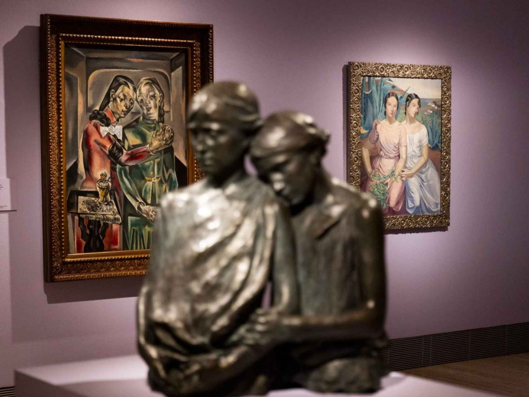 Un bronce de Marie Cazin comparte sala con los cuadros de María Blanchard y Lola Anglada, en la exposición ‘Maestras’.