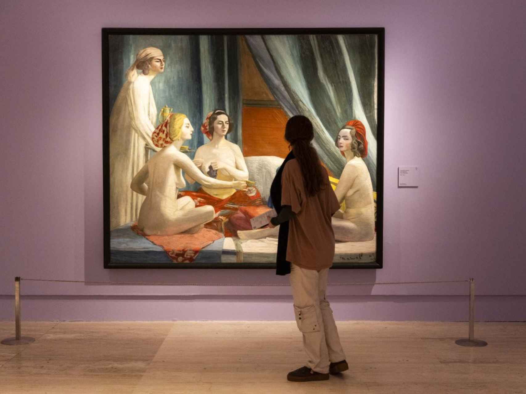 Una visitante de la exposición ‘Maestras’ se detiene delante del lienzo ‘Las odaliscas’ (1902-1903), de Jacqueline Marval.