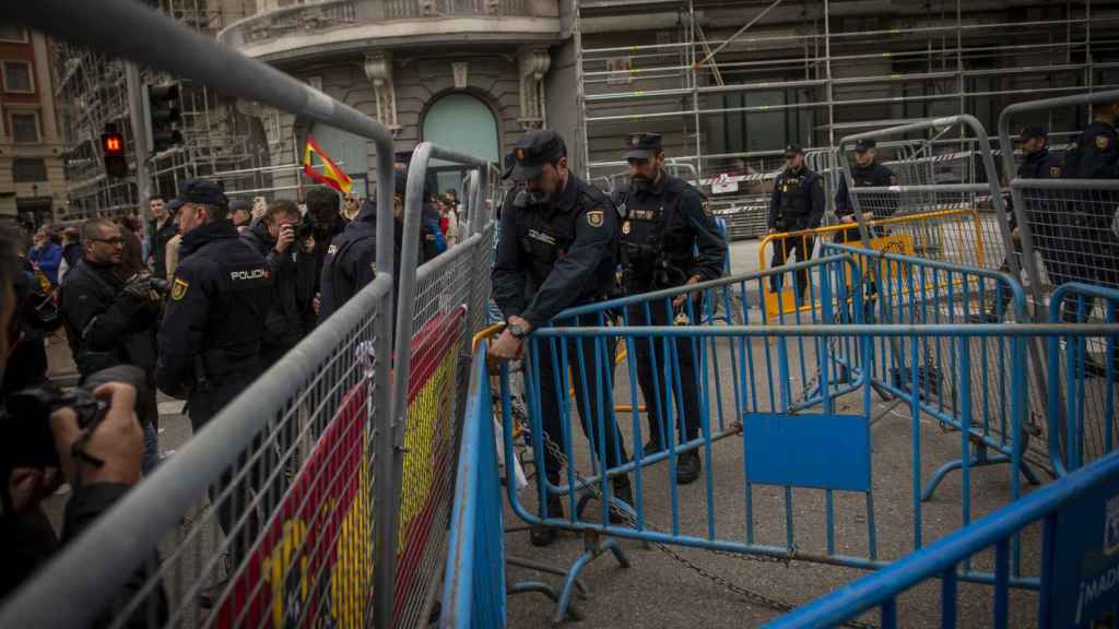 Varios agentes de Policía Nacional durante una manifestación contra la investidura de Pedro Sánchez