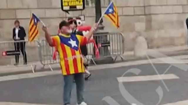 Un hombre se planta ante la Generalitat para pedir a gritos la secesión de Cataluña