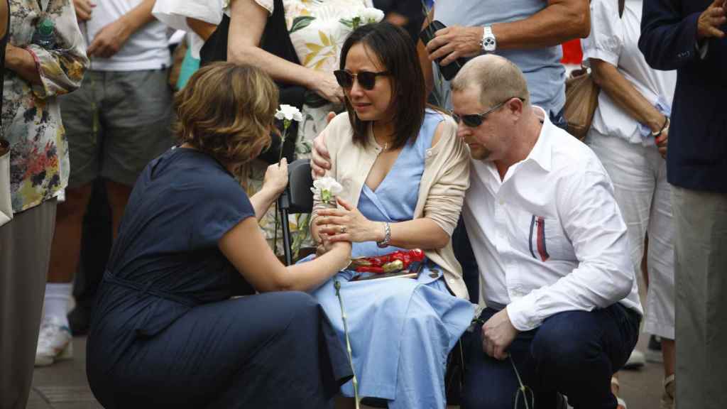 La madre de una de las víctimas durante el homenaje a las víctimas del atentado del 17 de agosto, en La Rambla