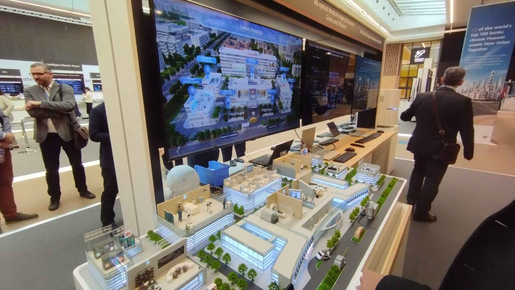Maqueta de un hospital inteligente en el Huawei Connect París 2023