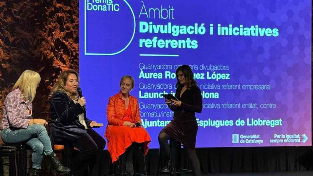 Àurea Rodríguez, de rojo, premio Dona TIC en el ámbito de la divulgación e iniciativas referentes