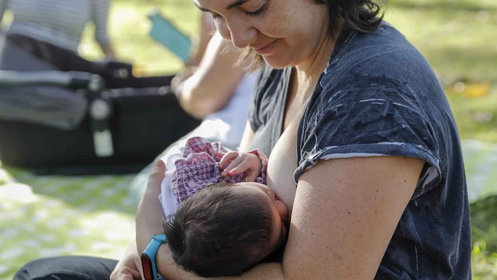 Una madre da el pecho a su bebé