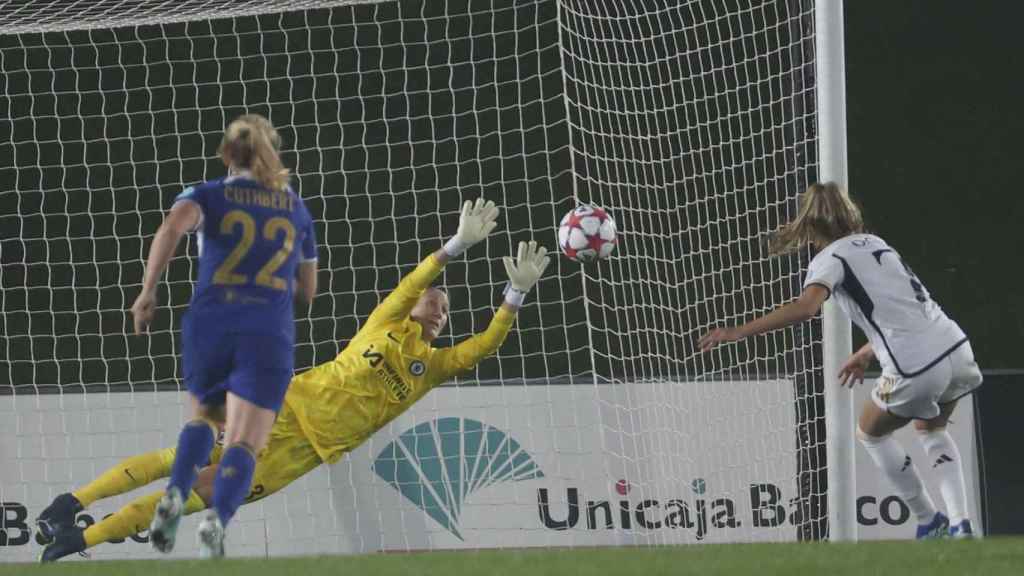 Olga Carmona, marcando el gol del empate contra el Chelsea