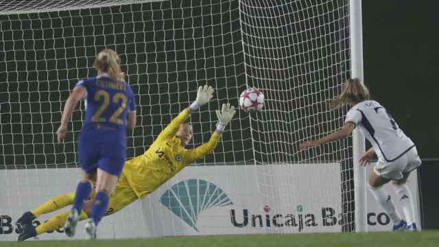 Olga Carmona, marcando el gol del empate contra el Chelsea