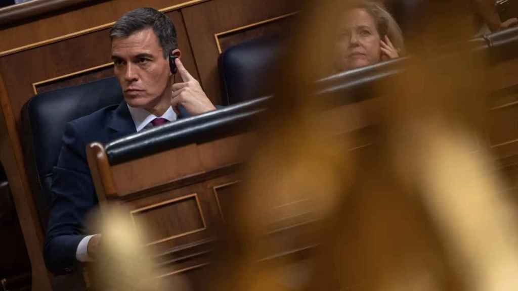 Pedro Sánchez durante la sesión de investidura con el auricular para escuchar las intervenciones en otras lenguas