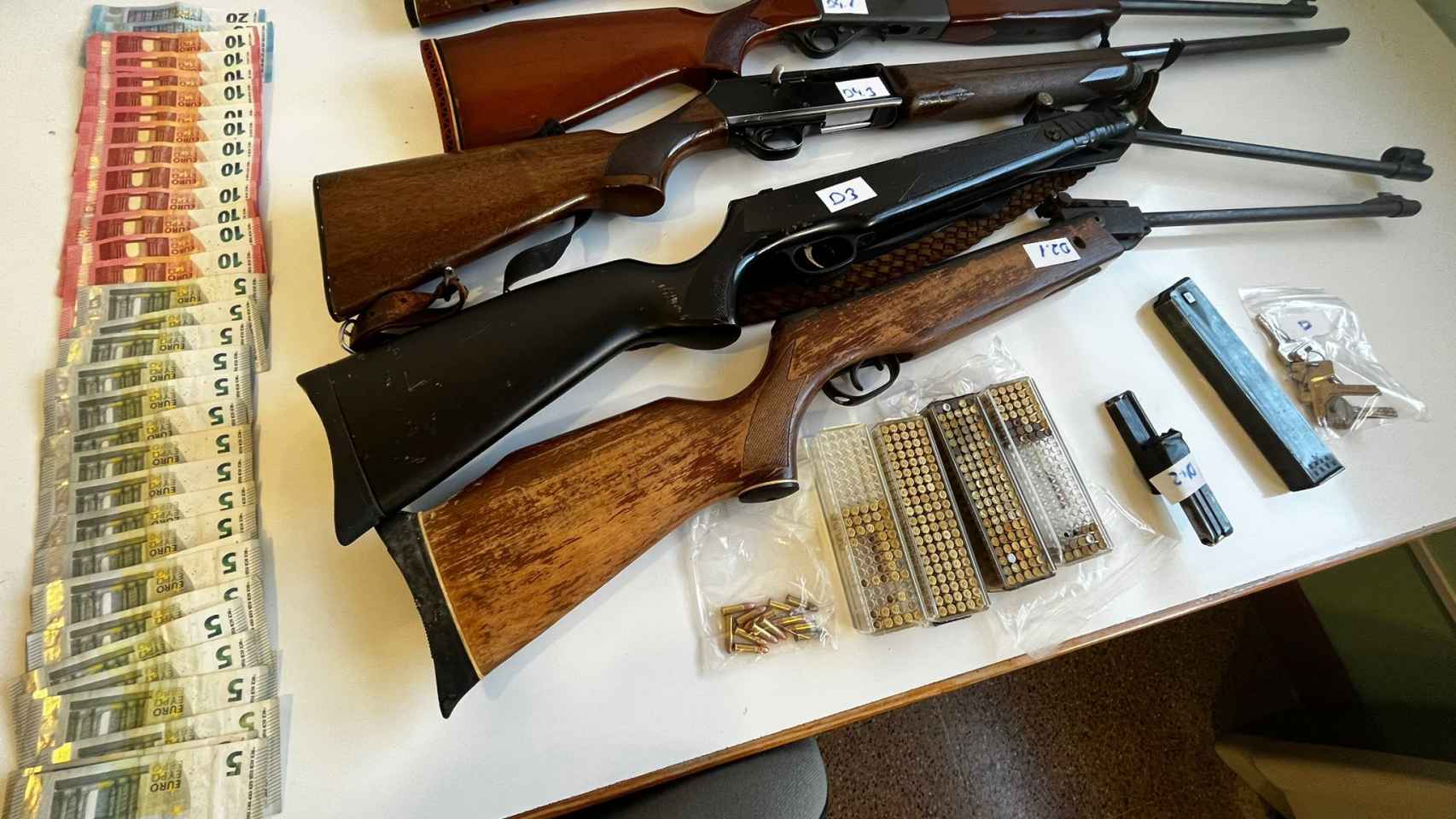 Armas incautadas por los Mossos d'Esquadra en una plantación de marihuana de Girona