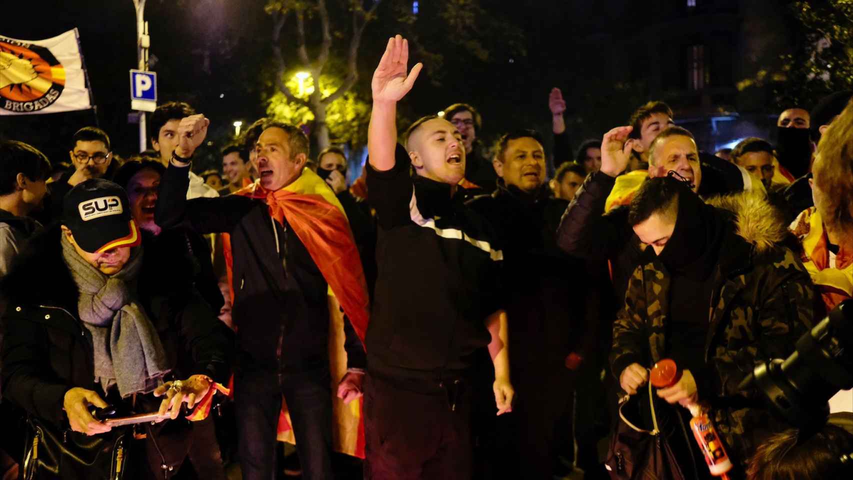 Un asistente a la manifestación convocada por Revuelta hace un saludo fascista