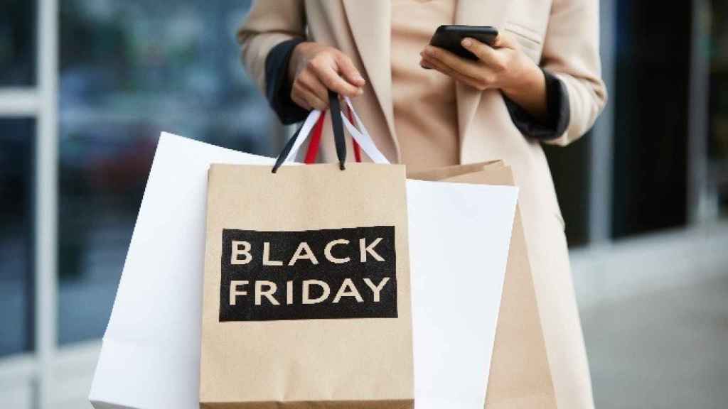 Una mujer comprando durante el Black Friday