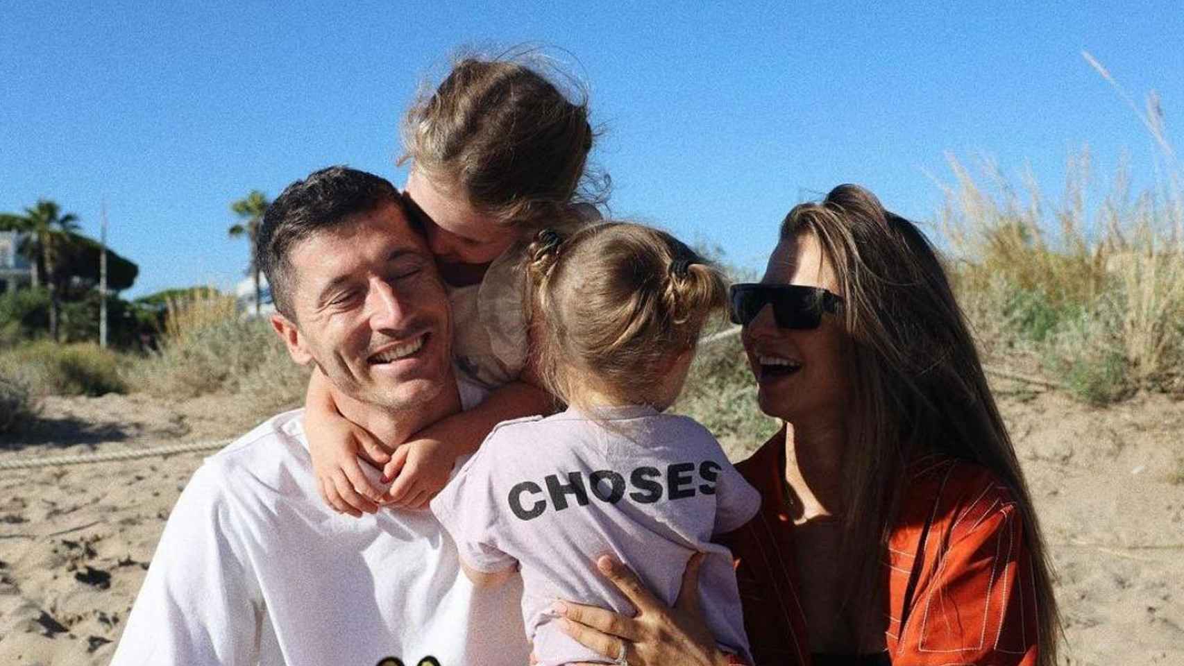 Lewandowski, junto a sus dos hijas, en un día de playa en Barcelona