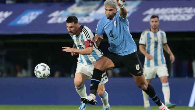 Ronald Araujo, en una acción defendiendo a Leo Messi