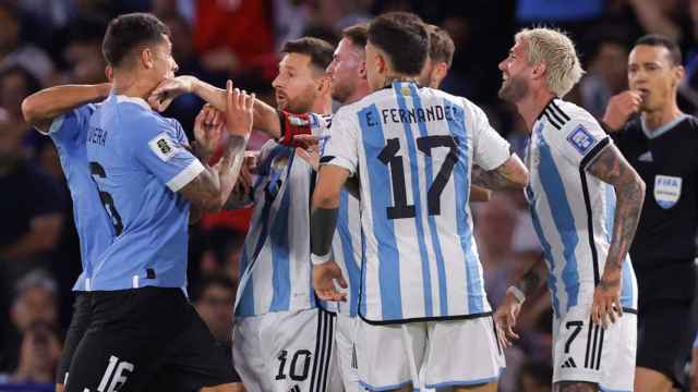 Leo Messi se encara con Mathías Olivera en el Argentina-Uruguay