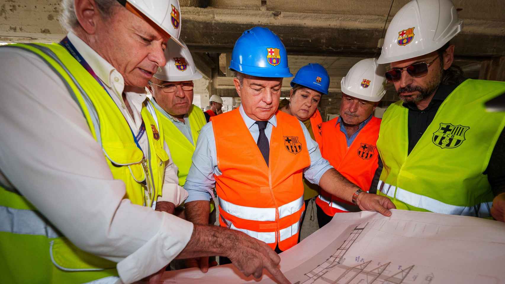 oan Laporta y la junta directiva visitan la evolución de las obras del Camp Nou