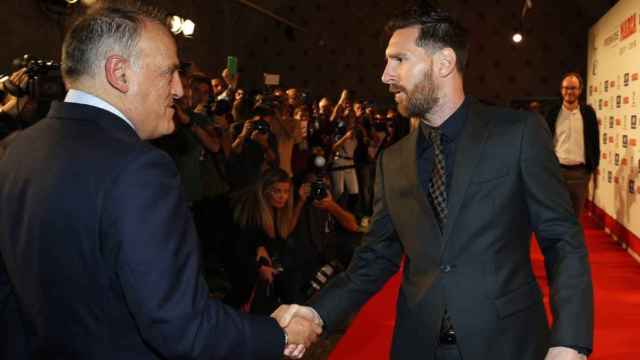 Javier Tebas saluda a Leo Messi en una gala de la Liga