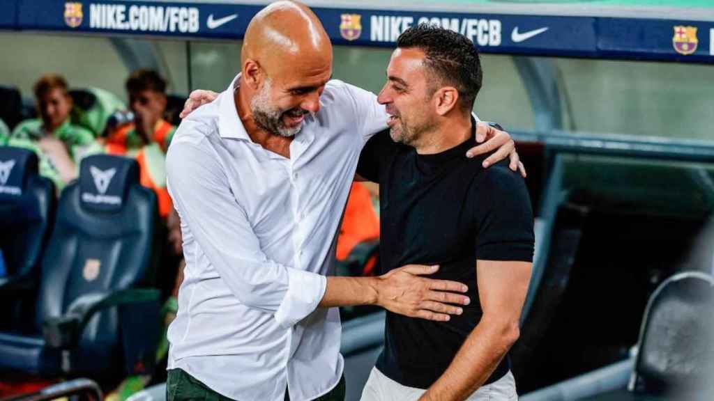 Pep Guardiola y Xavi Hernández, sonrientes en el Camp Nou