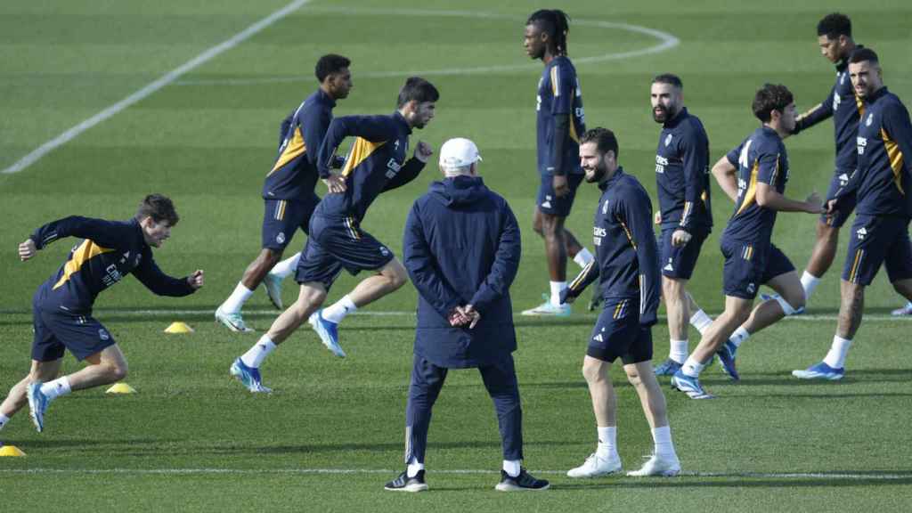 Carlo Ancelotti y los jugadores, durante un entrenamiento del Real Madrid