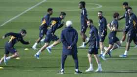 Carlo Ancelotti y los jugadores, durante un entrenamiento del Real Madrid
