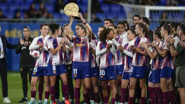 Alexia Putellas ofrece el trofeo recibido por el Barça de mejor club de fútbol femenino 2023