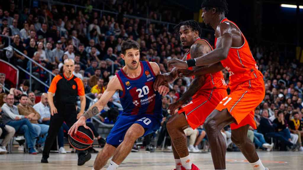 Laprovíttola lidera una jugada del Barça de basket contra el Valencia en la Euroliga