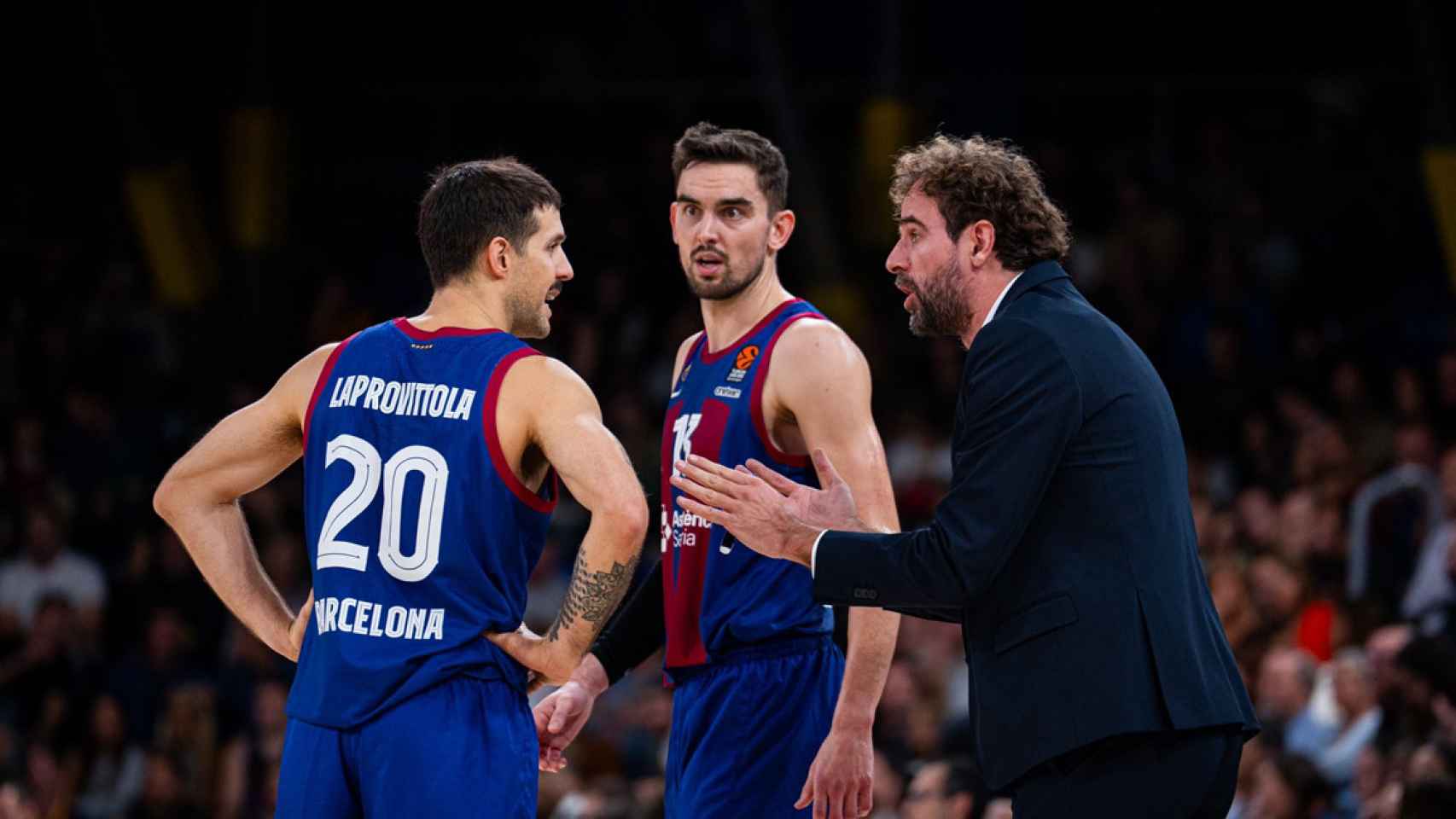 Roger Grimau da indicaciones a Laprovíttola en el partido del Barça de basket contra el Valencia