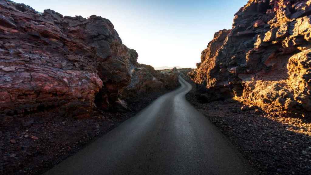 Una carretera cruza las Montañas de Fuego de Timanfaya