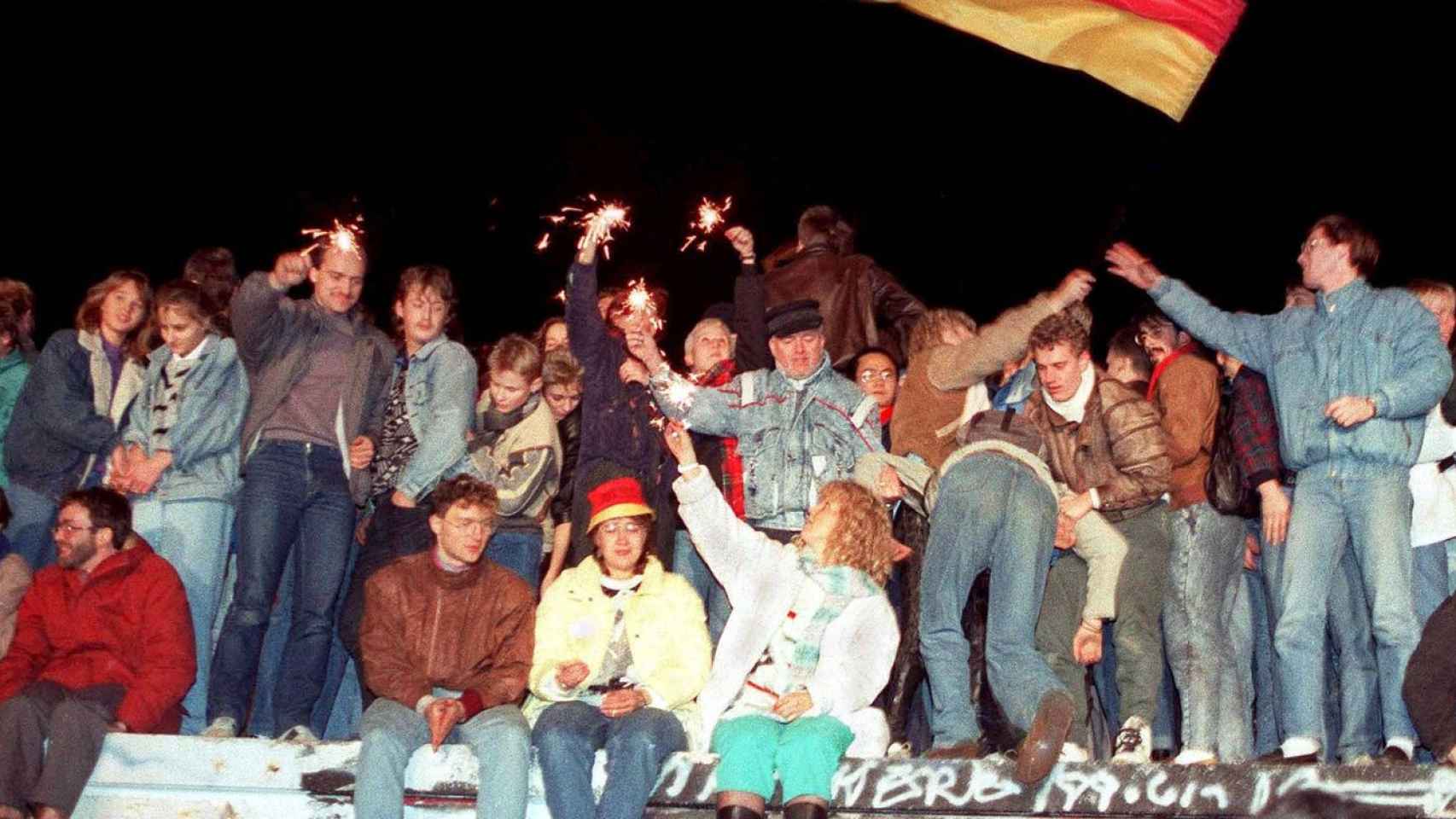 Berlineses celebran la caída del muro, en 1989