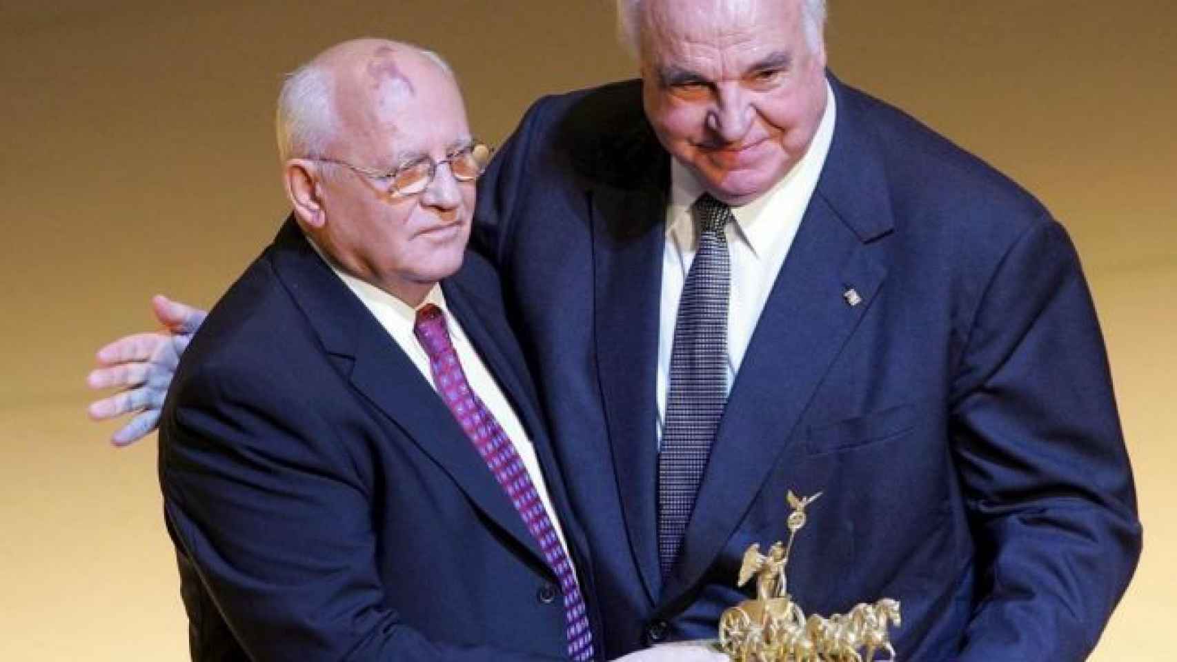 Kohl, junto al ex presidente de la Unión Soviética Mijail Gorvachov, en 2005.