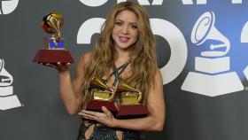 La cantante Shakira posando con cuatro Grammy Latino