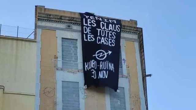 Pancarta colgada en un edificio del Raval en apoyo a El Kubo y La Ruïna