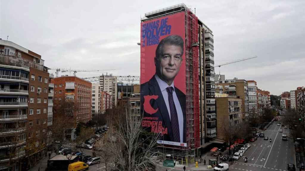 Lona publicitaria de Joan Laporta cerca del Bernabéu