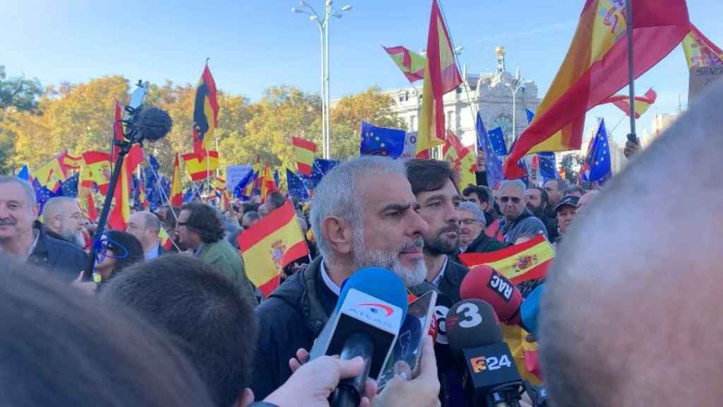 Carlos Carrizosa y Adrián Vázquez en la manifestación de Madrid contra la amnistía