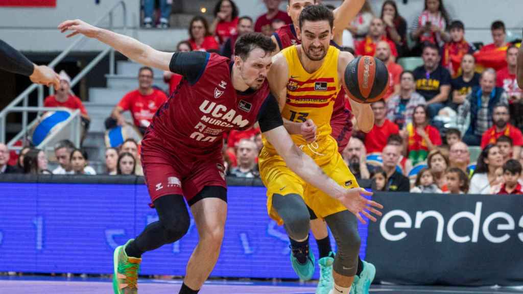 Tomas Satoransky, defendido por Rodions Kurucs en el UCAM Murcia-Barça