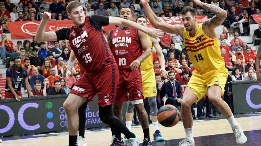 Willy Hernangómez lucha por el balón en el UCAM Murcia-Barça