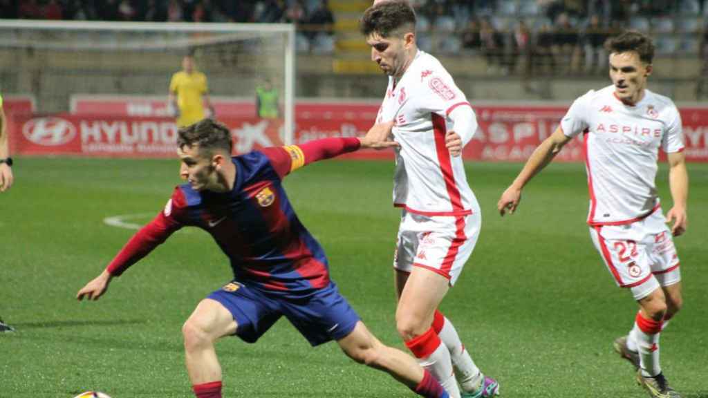 Marc Casadó protege el balón contra la Cultural Leonesa