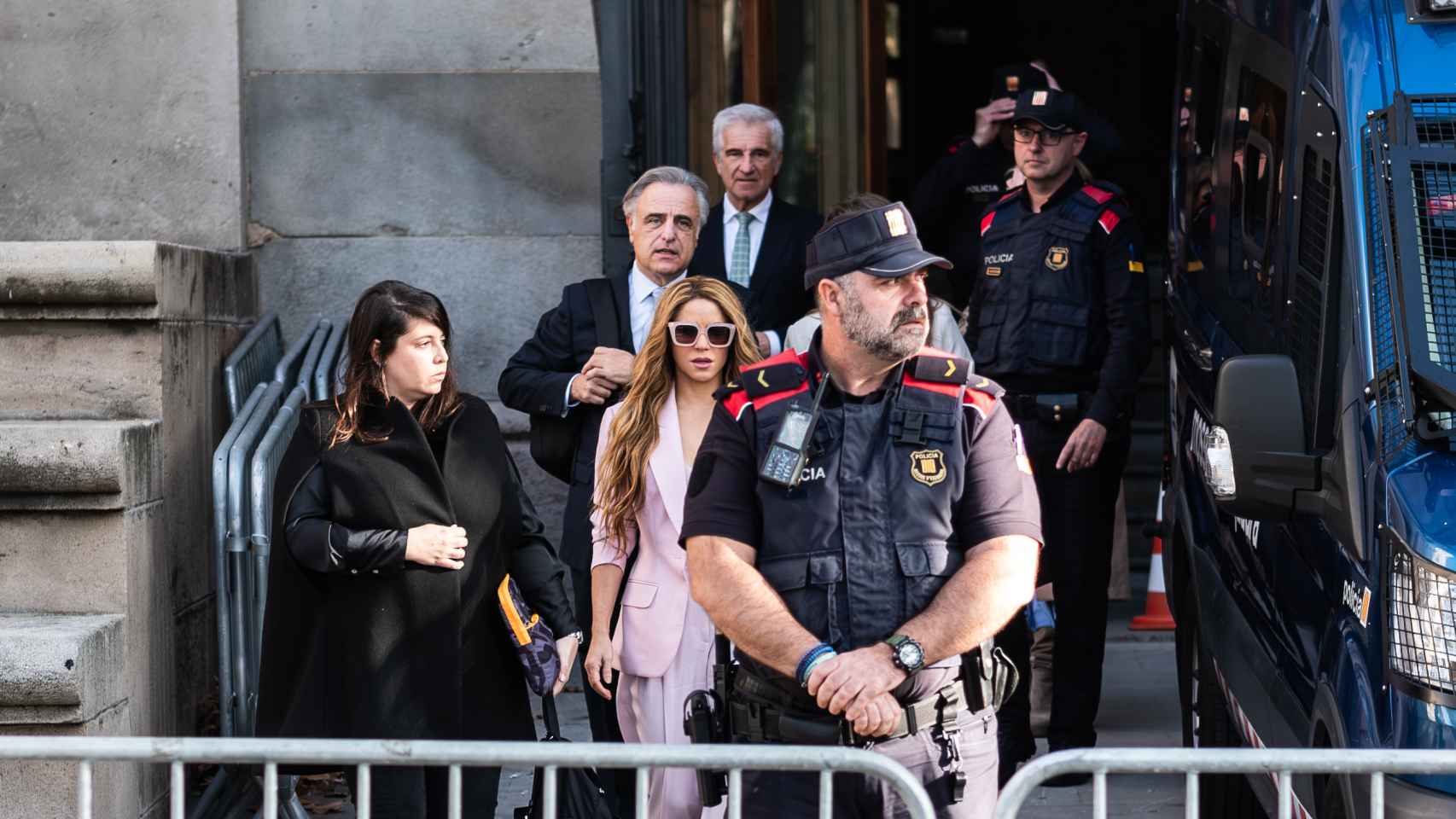 Shakira llegando al juicio