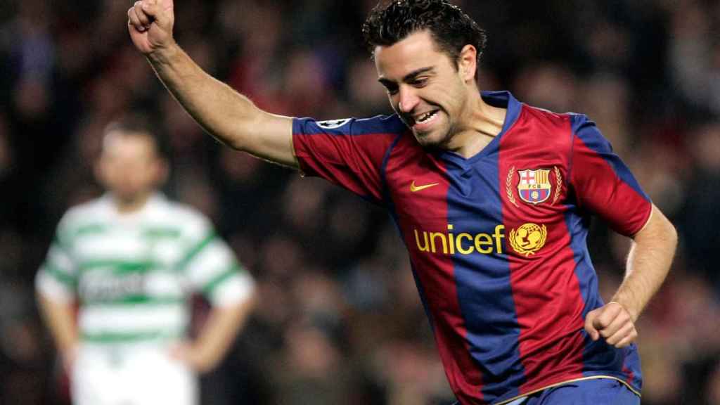 Xavi celebra un gol con el Barça